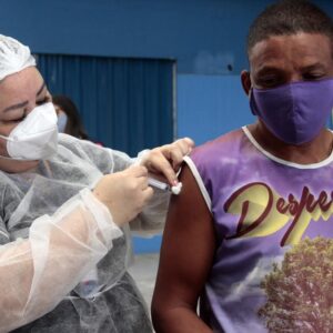 Nova Iguaçu vacina pessoas em situação de rua contra Covid-19 com vacina da Janssen