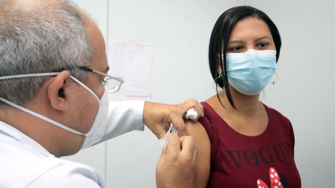 Nova Iguaçu vacina pessoas com 28 anos nesta quinta-feira (12)