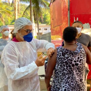 Duque de Caxias vacina pessoas de 22 e 23 anos contra a Covid-19 nesta sexta-feira