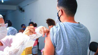 Nilópolis vacina população contra gripe influenza