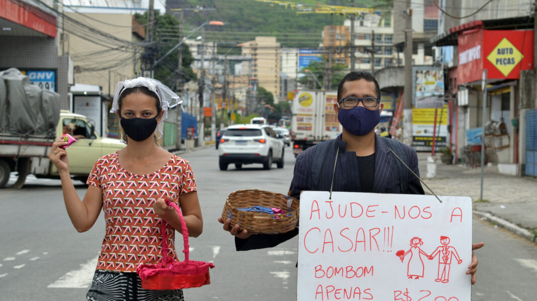 Casal de Miguel Couto vende bombons para realizar o sonho do casamento