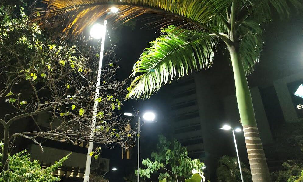 Caxias: Avenida Governador Leonel Brizola tem nova iluminação