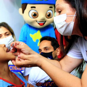Boneco de Lucas Neto recebe crianças para vacinação em Nilópolis