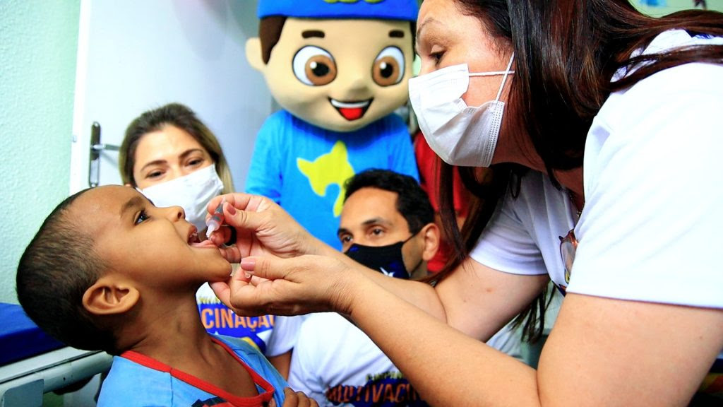 Boneco de Lucas Neto recebe crianças para vacinação em Nilópolis