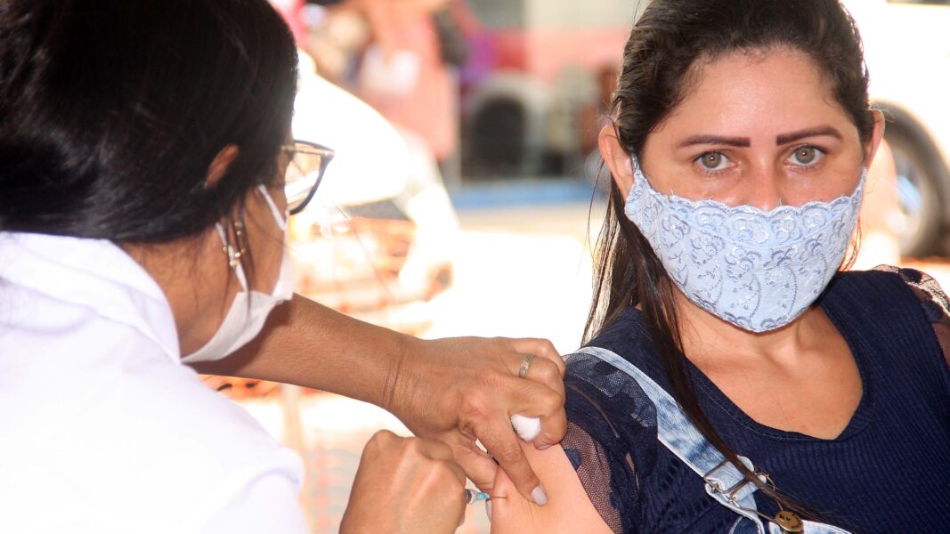 Nova Iguaçu vacina com a dose de reforço pessoas de 56 anos nesta terça-feira (30)