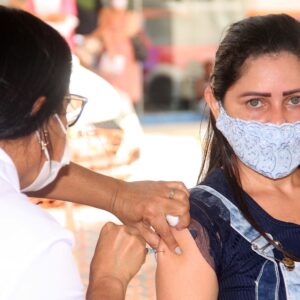 Nova Iguaçu vacina com a dose de reforço pessoas de 56 anos nesta terça-feira (30)