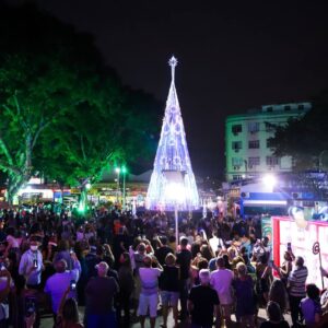 São João de Meriti inaugura árvore de Natal