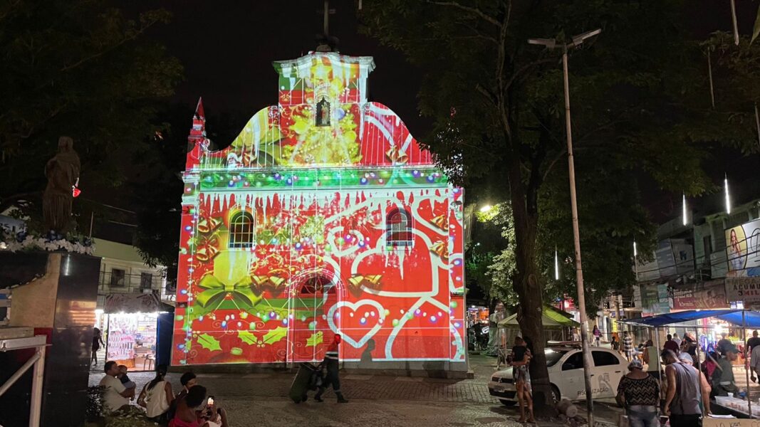 Projeções natalinas colorem igreja em Queimados