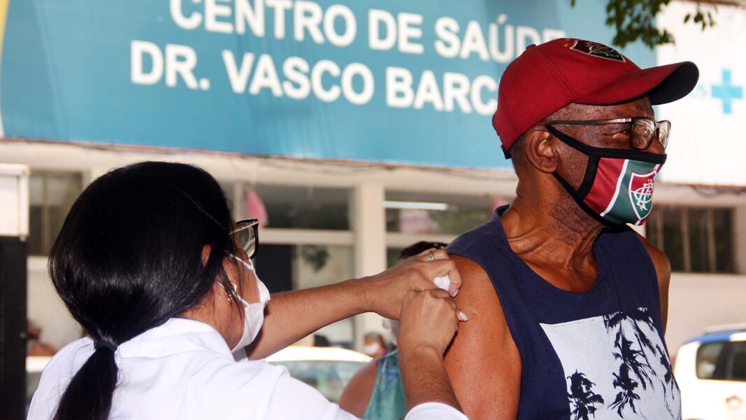 Nova Iguaçu vacina pessoas acima de 18 anos com dose de reforço; confira locais e calendário completo