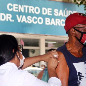 Nova Iguaçu vacina pessoas acima de 18 anos com dose de reforço; confira locais e calendário completo