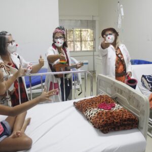 Palhaços do Projeto Alegria voltam a atender pacientes internados no HGNI