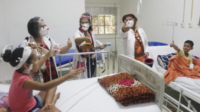 Palhaços do Projeto Alegria voltam a atender pacientes internados no HGNI