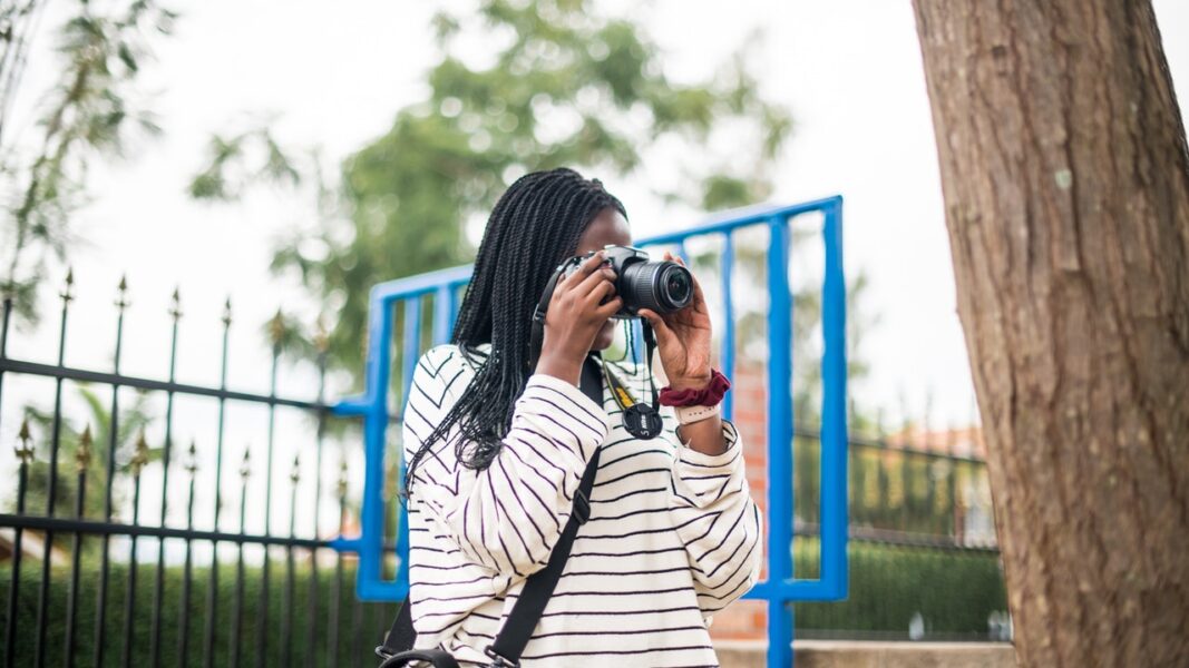 Observatório de Favelas e Instituto Moreira Salles lançam edital de residência artística voltado para jovens fotógrafos das periferias do Rio de Janeiro