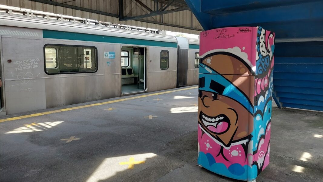 Geladeira Literária desembarca na estação de trem Japeri