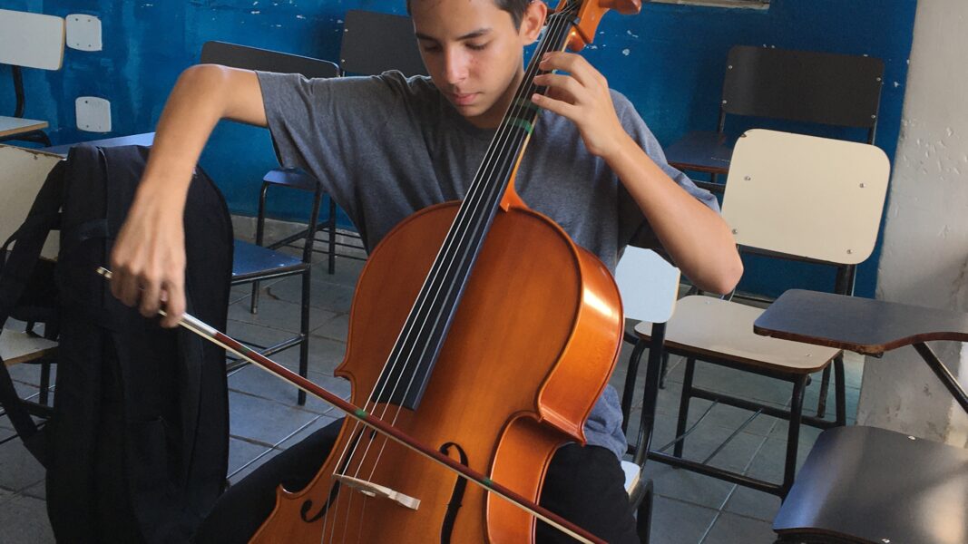 Caxias: Projeto social oferece aulas de música para crianças