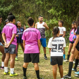 Projeto social em Japeri tem predomínio feminino as aulas de futebol