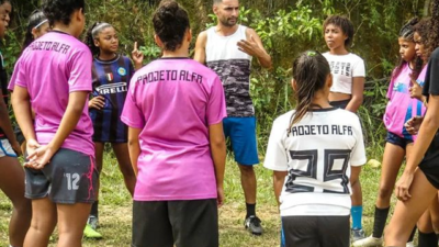 Projeto social em Japeri tem predomínio feminino as aulas de futebol