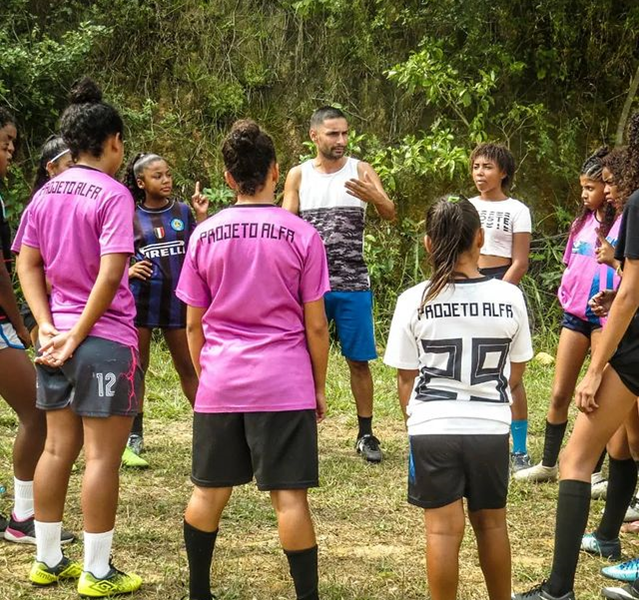 Projeto social em Japeri tem predomínio feminino as aulas de futebol