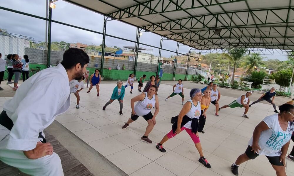 Luta contra o sedentarismo em Japeri:   Idosos fazem aula de   Karatê na Academia da   Saúde