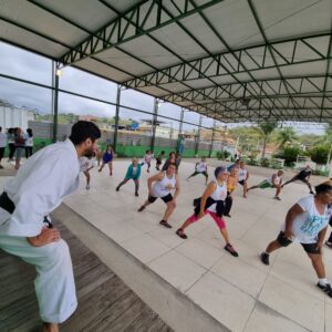 Luta contra o sedentarismo em Japeri:   Idosos fazem aula de   Karatê na Academia da   Saúde