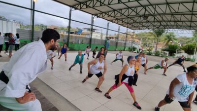 Luta contra o sedentarismo em Japeri:   Idosos fazem aula de   Karatê na Academia da   Saúde