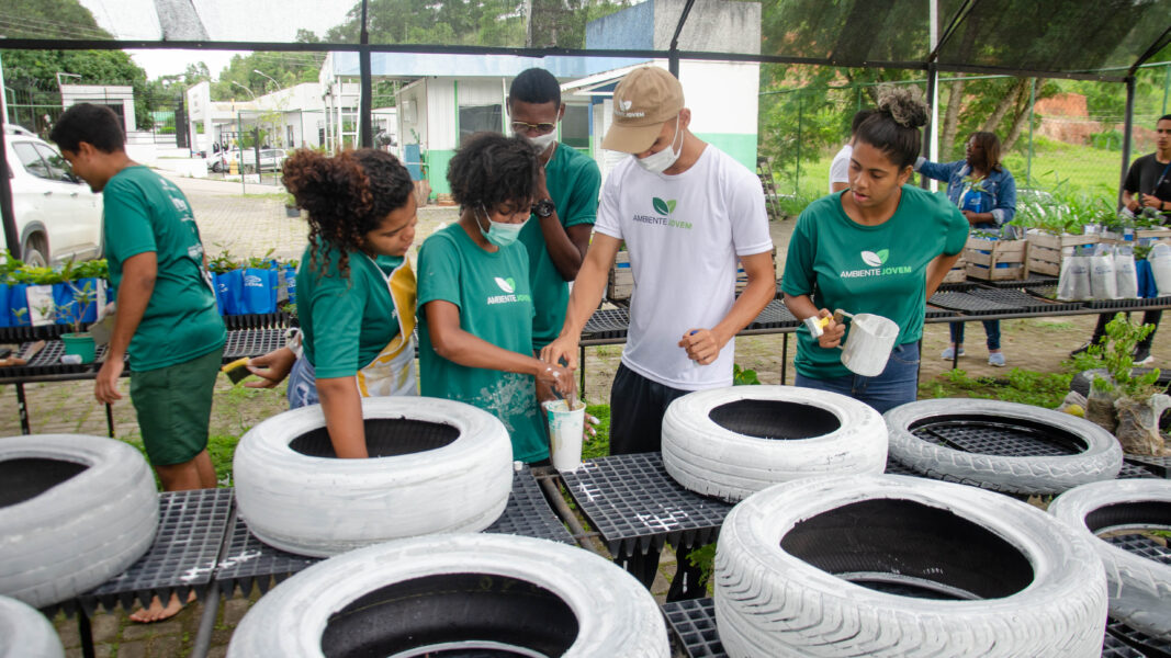 Jovens de Japeri produzem lixeira com reaproveitamento de pneus