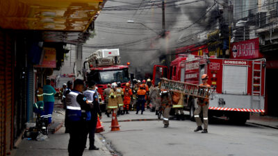 Incêndio destrói antigo Shopping Vida no calçadão de Nova Iguaçu