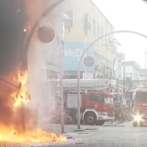 Bombeiros ainda trabalham no calçadão de Nova Iguaçu no dia seguinte ao incêndio
