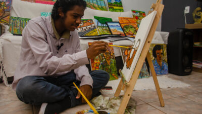 Aos 15 anos, jovem autista celebra sua primeira exposição individual em Japeri
