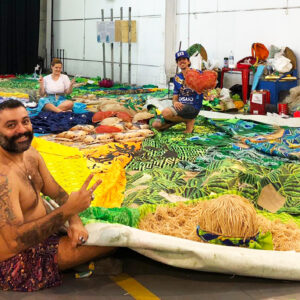 Alunos de pós-graduação fazem releitura da bandeira do Brasil para carnaval da Beija-Flor