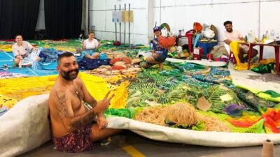 Alunos de pós-graduação fazem releitura da bandeira do Brasil para carnaval da Beija-Flor