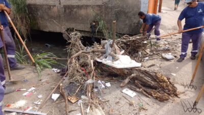 Duque de Caxias limpa canal no Centro que corta Avenida Nilo Peçanha