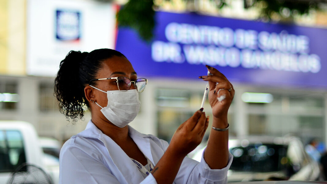 Campanha de vacinação bivalente contra covid-19 começa em Nova Iguaçu