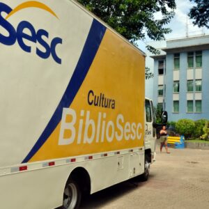 Unidade da BiblioSesc estaciona em Magé