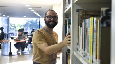 Clube do livro valoriza literatura nacional em biblioteca municipal de Duque de Caxias