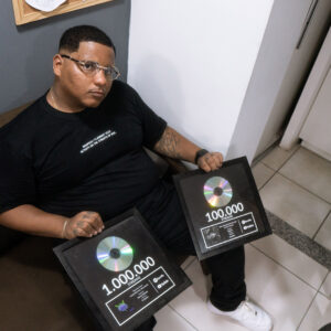 Marcão Baixada recebe placas comemorativas por sucessos no Spotify e no YouTube