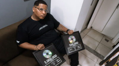 Marcão Baixada recebe placas comemorativas por sucessos no Spotify e no YouTube
