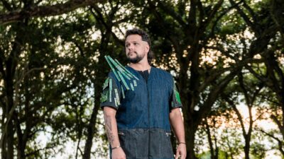 Almir Chiaratti mescla música, poesia, dança e performance em show gratuito no Sesc Nova Iguaçu