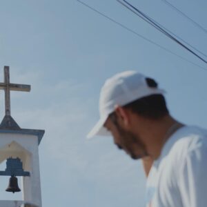 Felipe Vaz fala dos amores da Baixada e pela sua região no clipe “IGREJA SÃO JORGE”