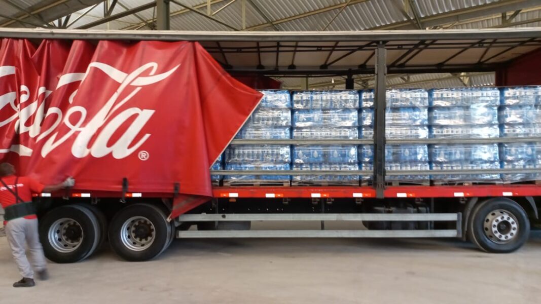 Coca-Cola e Águas do Rio doam 50 mil litros de água mineral para desabrigados pelas chuvas na Baixada Fluminense