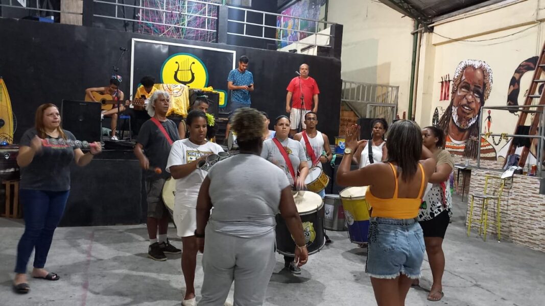 Bloco da Lira de Ouro comemora 20 anos de existência com desfile em Duque de Caxias