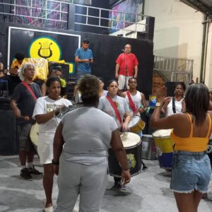 Bloco da Lira de Ouro comemora 20 anos de existência com desfile em Duque de Caxias