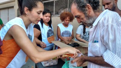 Voluntários da Baixada Fluminense realizaram café da manhã de Natal para moradores em situação de rua