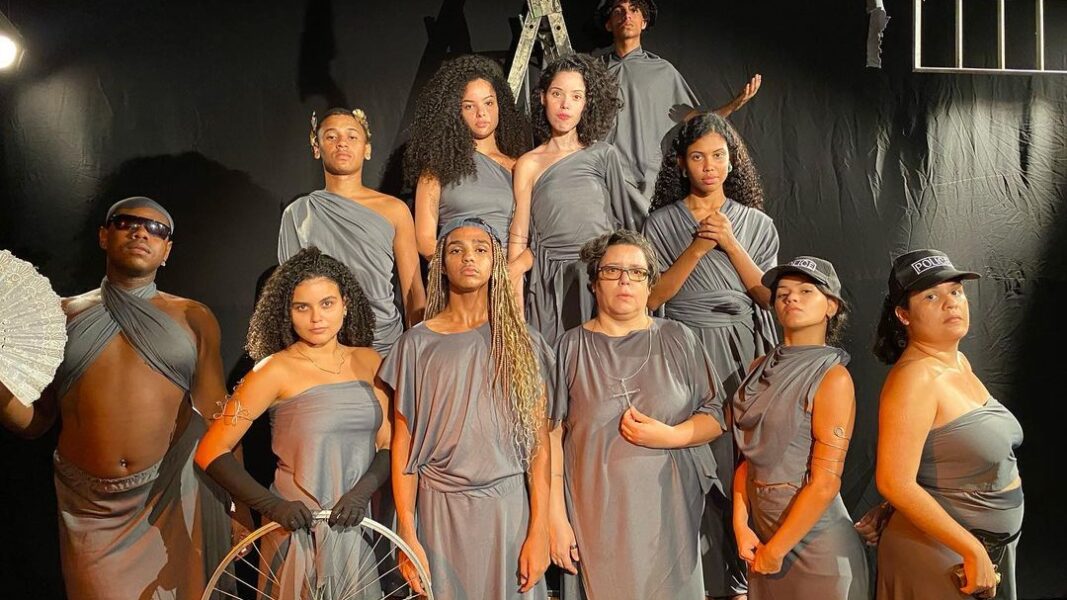 Grupo Código apresenta “Antígonas”, produzida por alunos de oficina de teatro