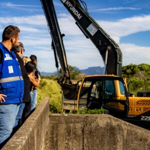 Nilópolis retira lixo e plantas na barragem do Sarapuí no Gericinó