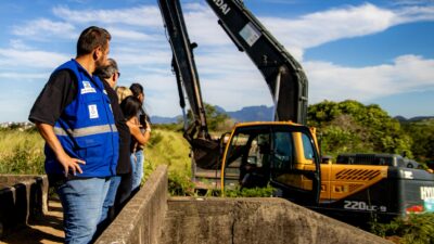 Nilópolis retira lixo e plantas na barragem do Sarapuí no Gericinó