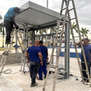 Queimados instala pontos de ônibus com estruturas em aço inox