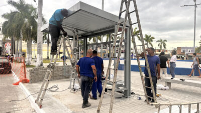 Queimados instala pontos de ônibus com estruturas em aço inox