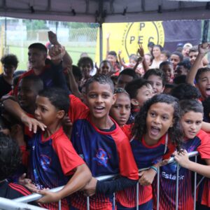 Zico inaugura duas escolinhas de futebol em Magé