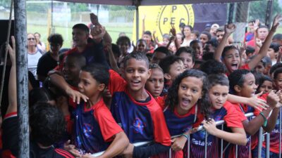 Zico inaugura duas escolinhas de futebol em Magé